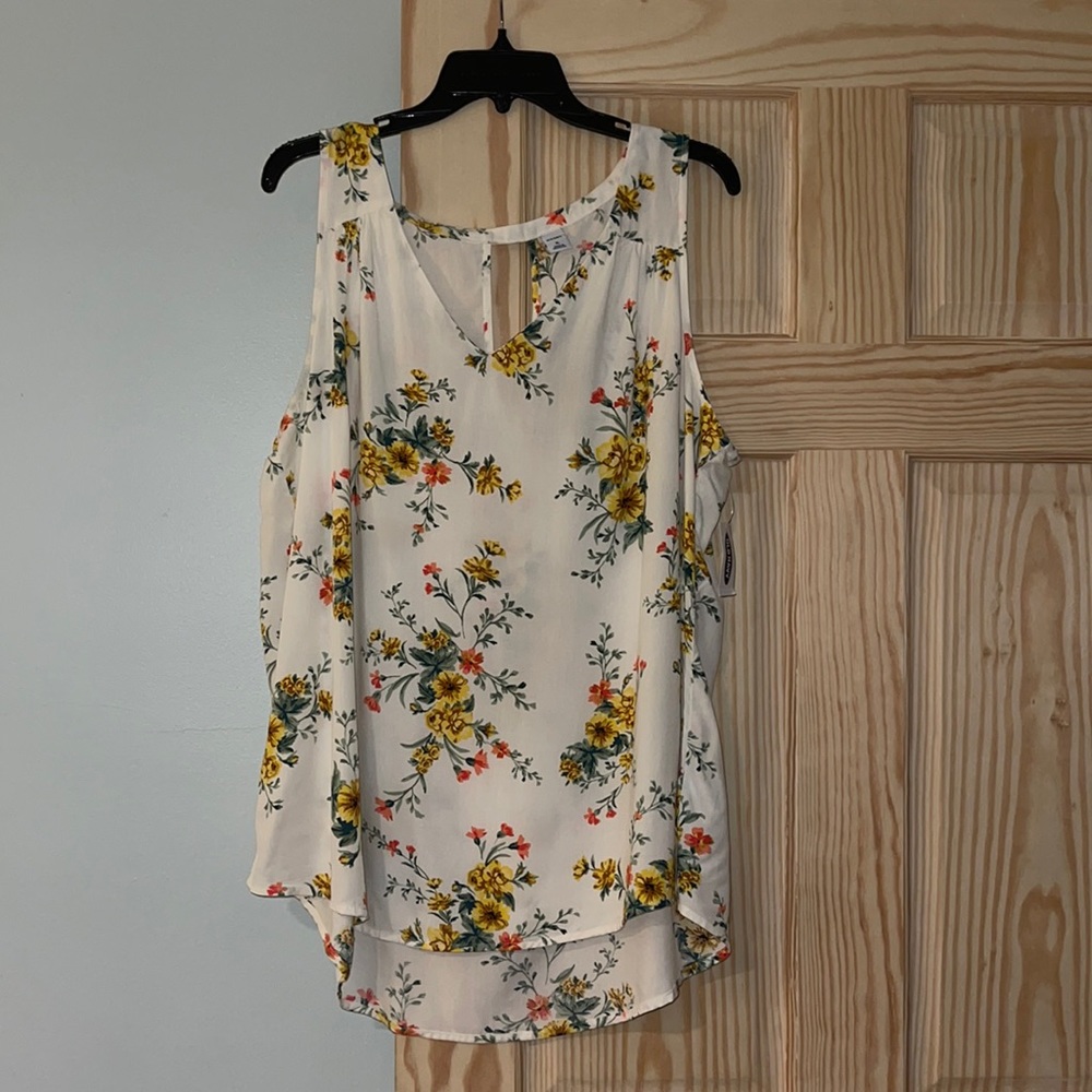 BRAND NEW - NEVER WORN. Old Navy floral tank XL!!!
